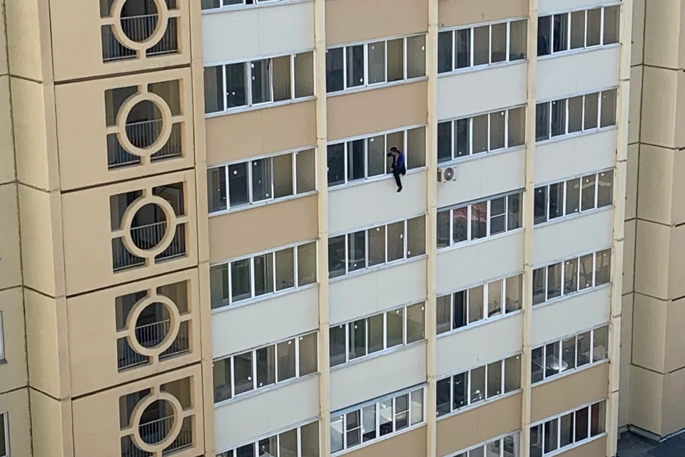 Мужчина залез на балкон и просил вызвать полицию Фото: Академ Риверсайд | Челябинск Сити | Соседи / vk.com