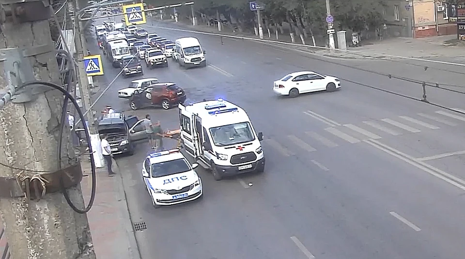 В Волгограде на видео попал момент столкновения «Лады» и «Ниссана» в Ворошиловском районе