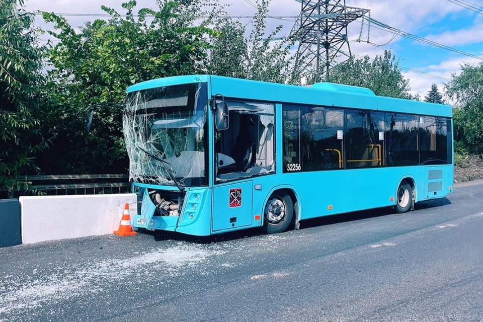 Пассажирский автобус влетел в отбойник на Конной Лахте в Петербурге. Фото: vk.com/dorinspb