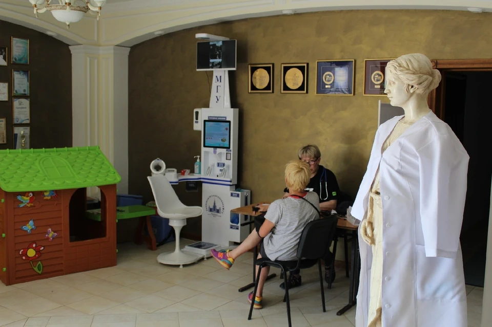 Жемчужиной медцентра является переданное из Москвы видеооборудование, для консультаций с московскими специалистами онлайн по проблемам конкретного пациента