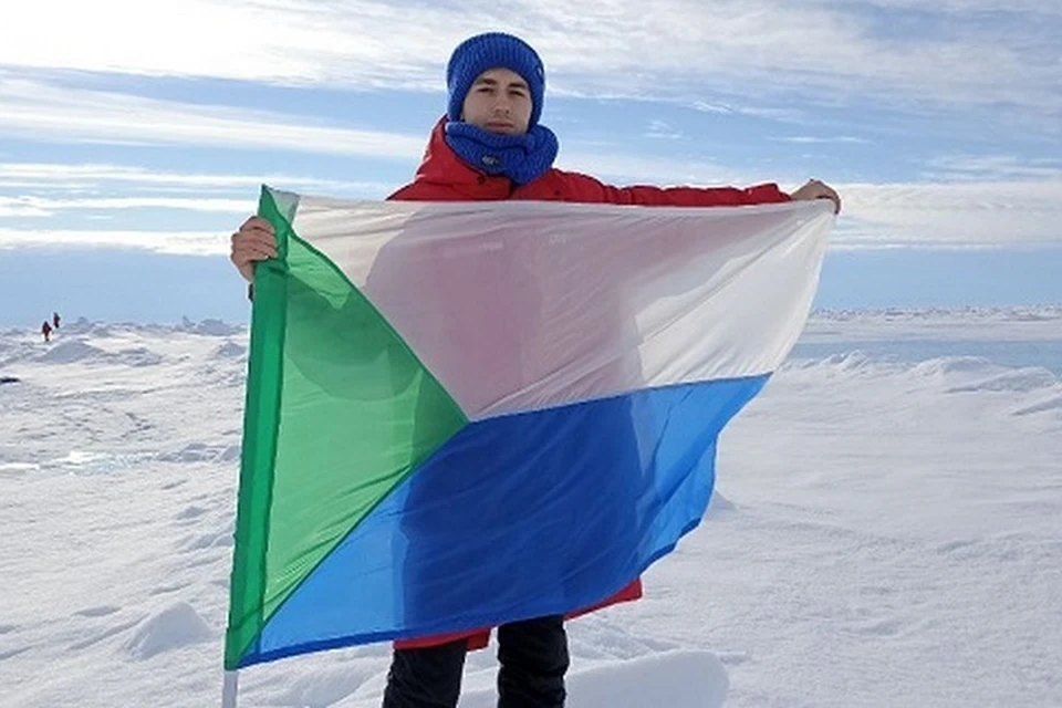 Никита Терновой с флагом Хабаровского края на Северном полюсе. ФОТО: предоставлено героем публикации