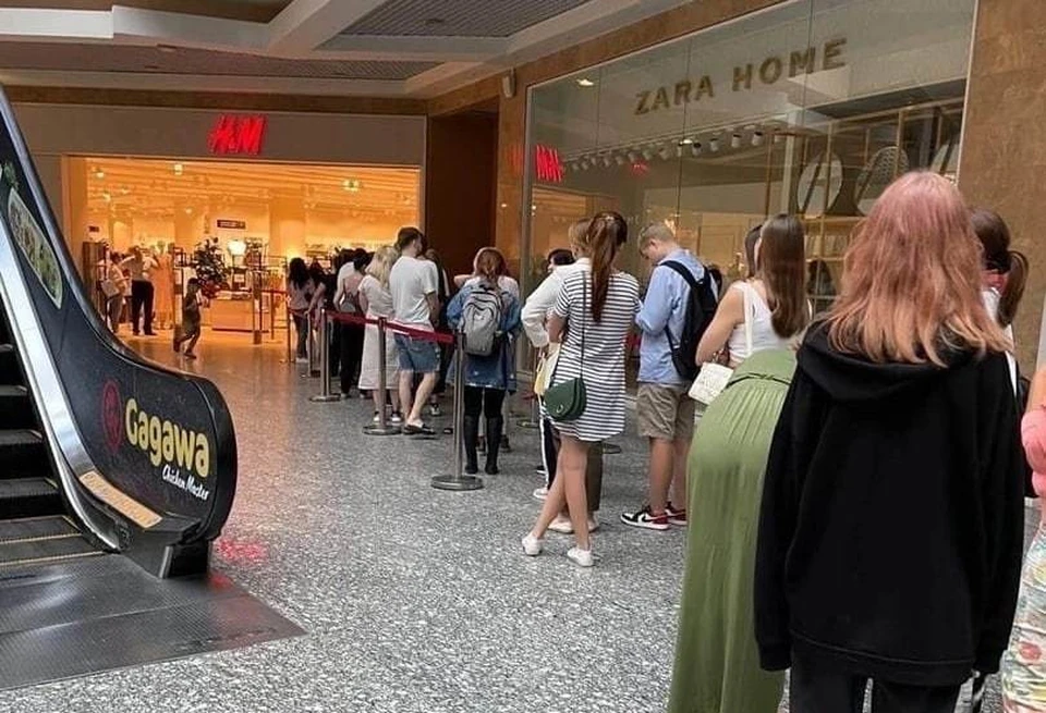 Нижегородцы выстроились в очередь к открывшемуся магазину H&M в ТРЦ "Фантастика"