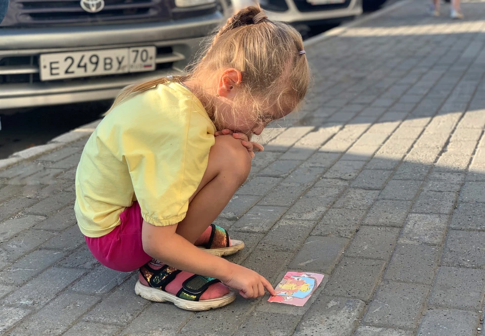 «По следам Петра Макушина»: томичи нашли еще одну арт-заплатку «Чаепитие». Фото: Алена Мищенко