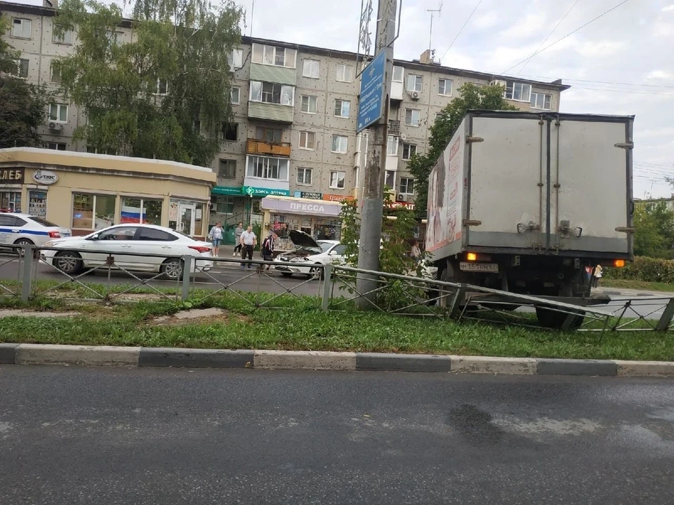В Туле на перекрестке Ложевой и Калинина столкнулись грузовой фургон и такси