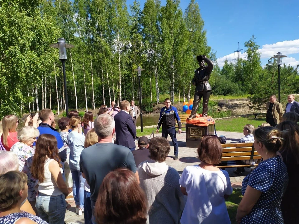 Открытие скульптуры прошло при большом скоплении народа.