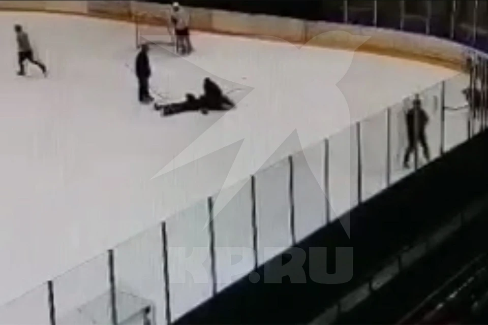 Хоккеист пытался встать после смертельного удара Фото: КП-Петербург