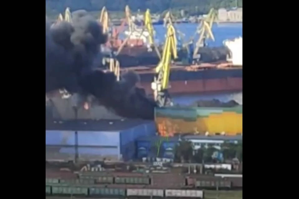 В порту Мурманска загорелась спецтехника. Фото: скриншот видео/vk.com/murmanskgroup