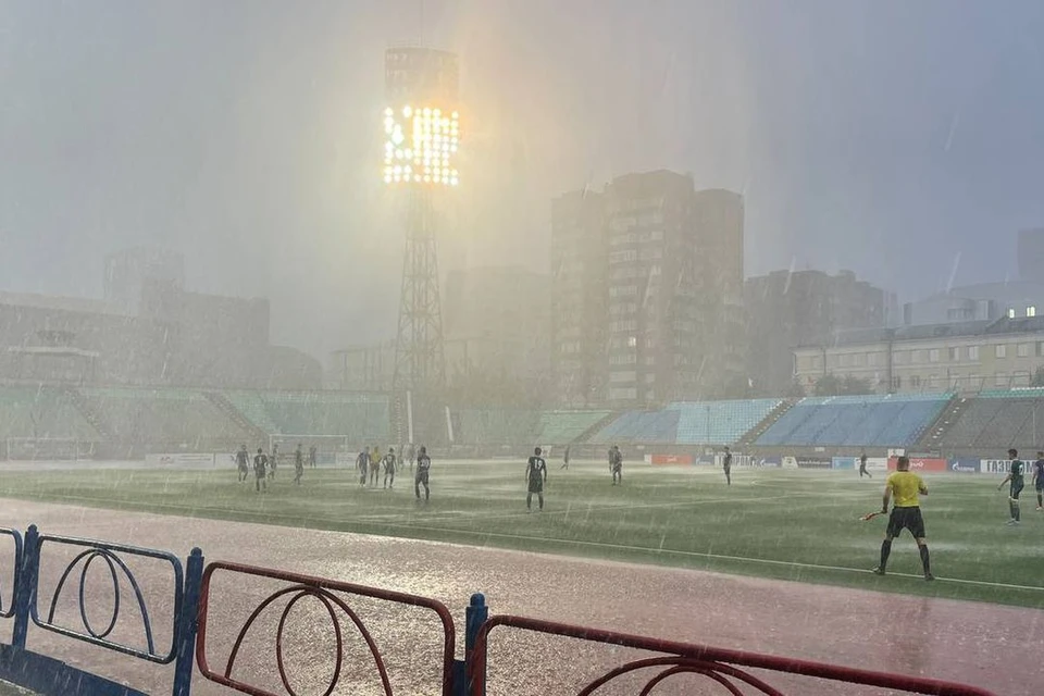 Из-за ливня пришлось прервать хоккейный матч. Фото: "АСТ-54".