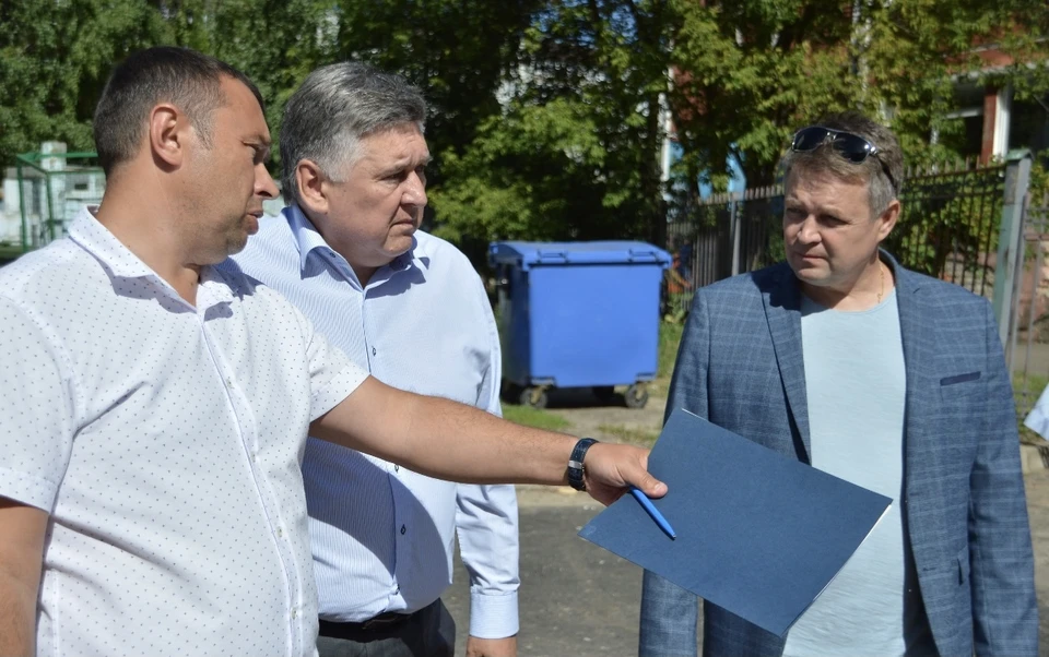Алексей Огоньков с коллегами проинспектировал ремонт дорог Твери. Фото: администрация Твери