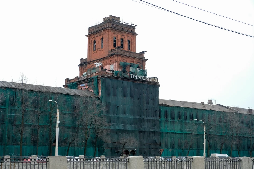 Мужчина разбился насмерть, упав с высоты на «Красном треугольнике»