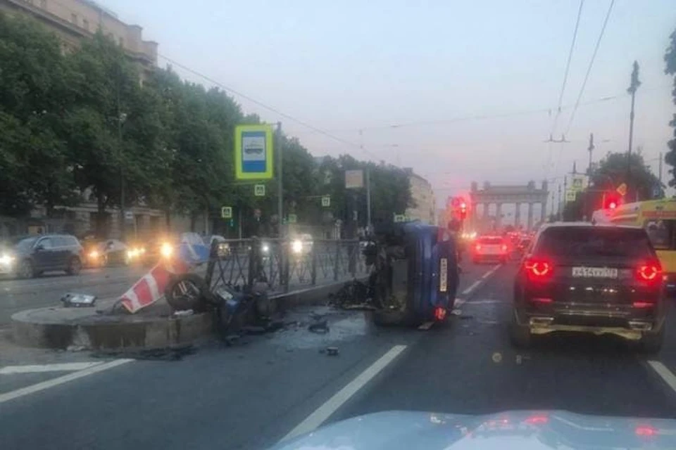 Машина перевернулась на Московском проспекте в Петербурге
