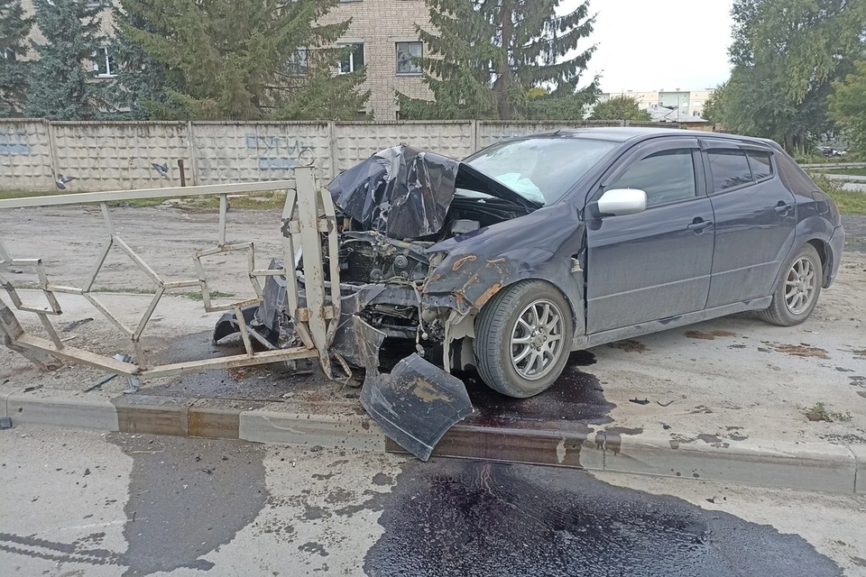 Автоледи на иномарке снесла ограду ритуального магазина по пути на кладбище. Фото: АвтоБердск.