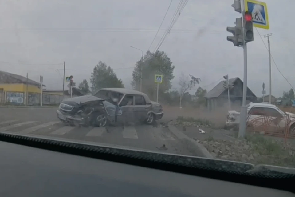 Три человека пострадали в ДТП с «Тойота Королла» и ГАЗ «Волга» в городе Зима.