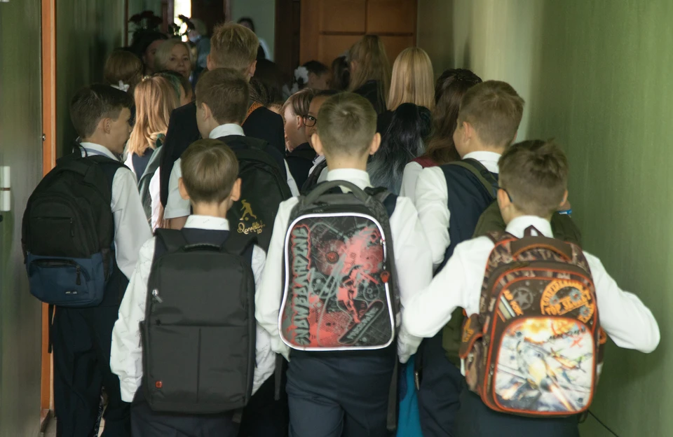 Первое время молодому педагогу было трудно поддерживать дисциплину.