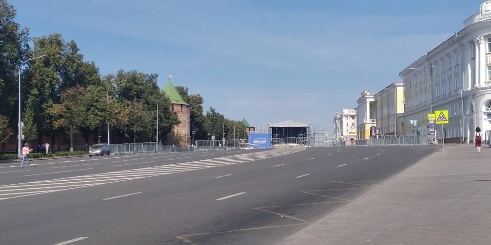 На площади Минина монтируют сцену ко Дню города.