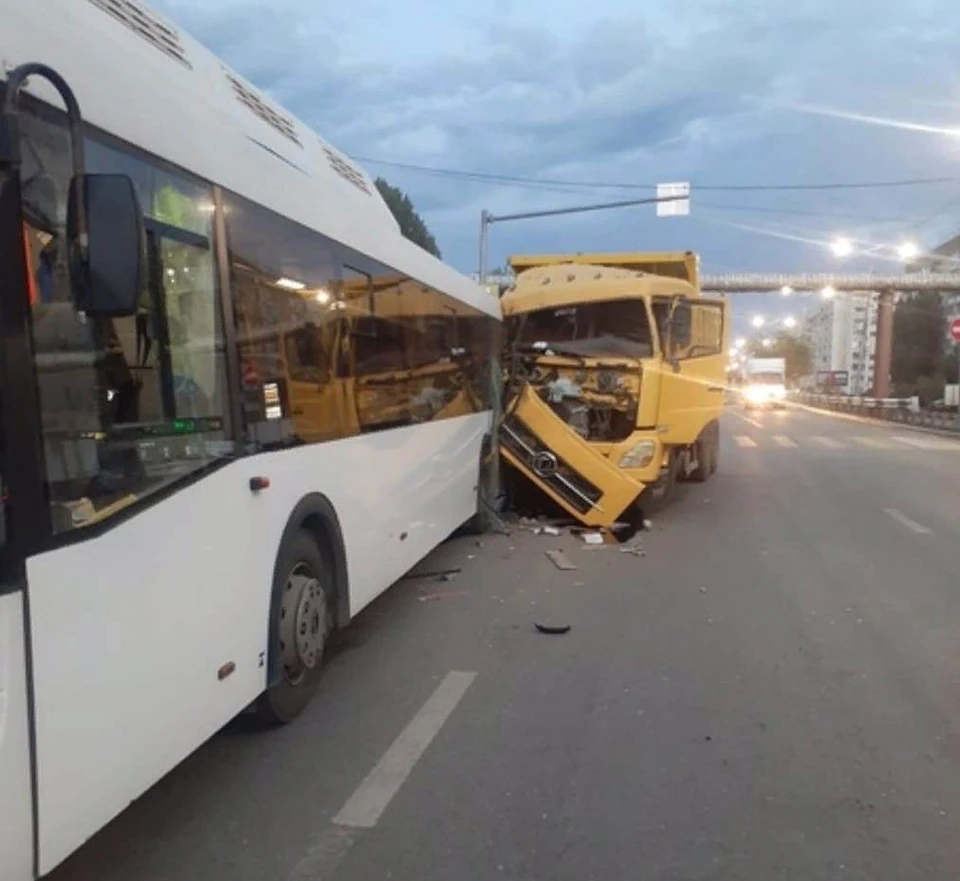 В Саратове фура протаранила пассажирский автобус - KP.RU