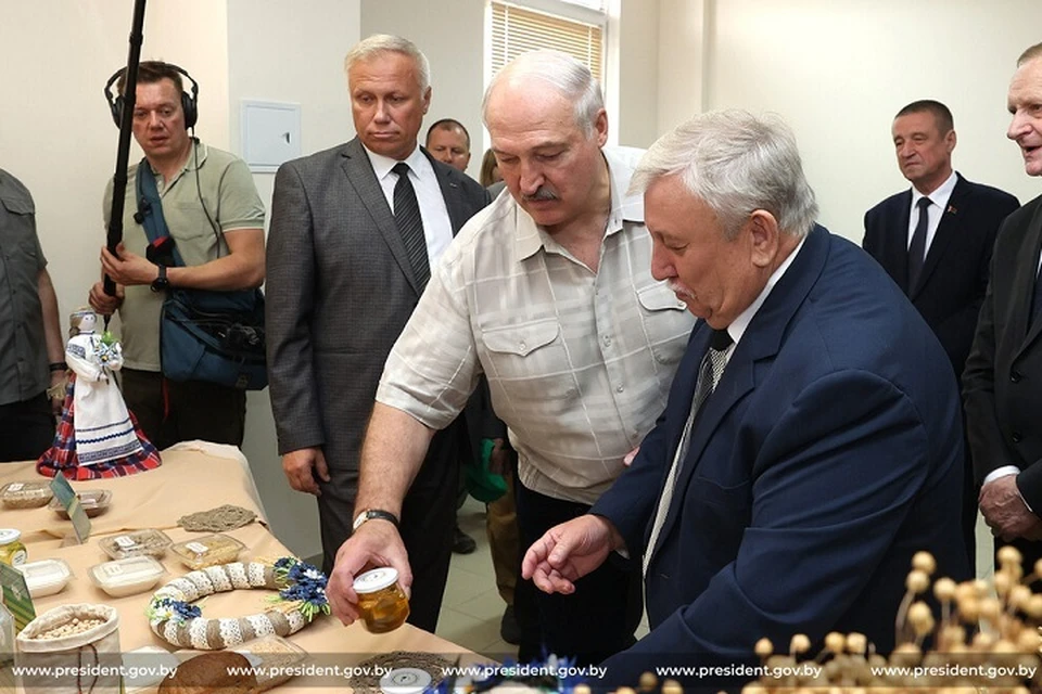 В рабочих поездах Лукашенко часто дегустирует белорусские продукты. Фото: president.gov.by