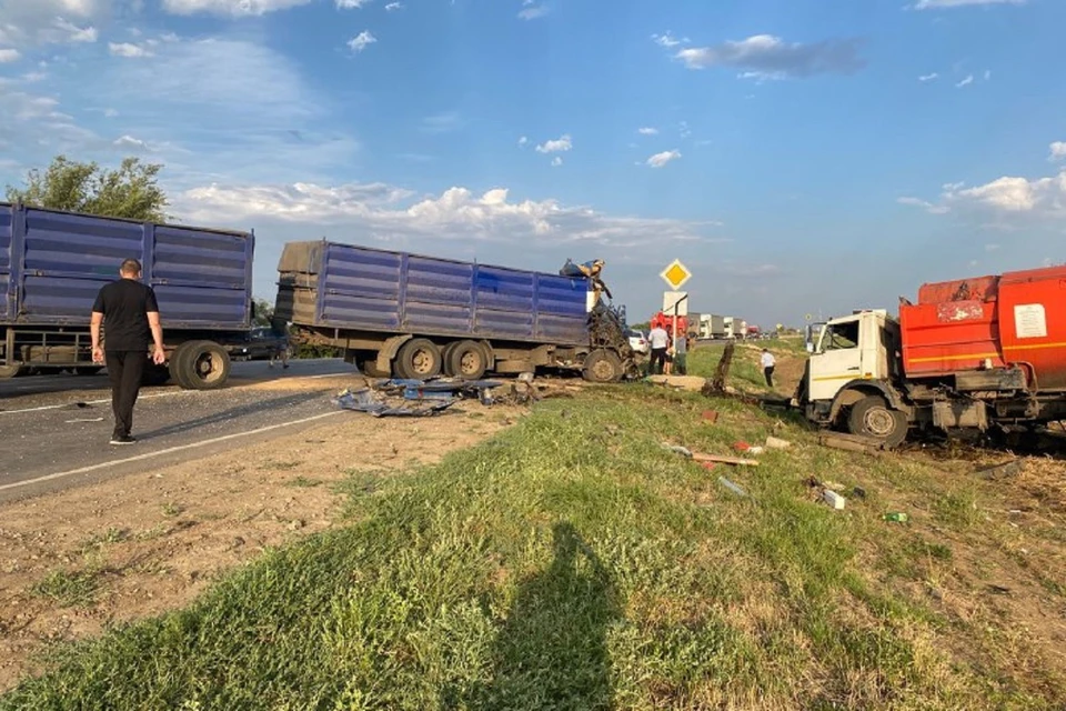 Двое водителей пострадали в столкновении большегрузов в Ростовской области. Фото: ГИБДД по РО.