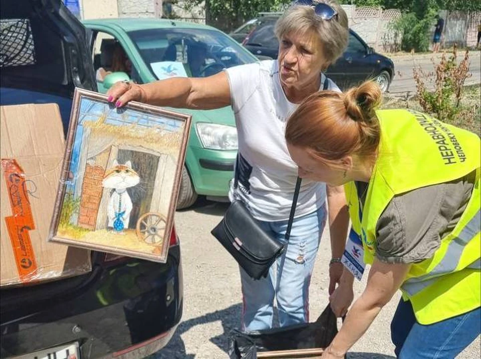 Художник из Мариуполя подарил волонтерам картины в благодарность за помощь. Фото: их официальной группы добровольческого сообщества "Неравнодушные" во "ВК"