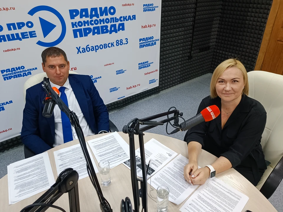 Алексей Близнюков, заместитель управляющего ВТБ в Хабаровском крае и Татьяна Шаталова, директор Центра ипотечного кредитования ВТБ в Хабаровске.