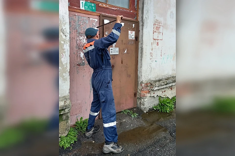 Дверь в подъезд пришлось взламывать
