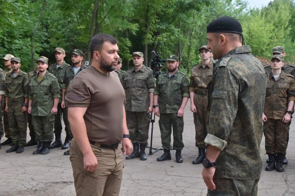 Денис Пушилин поздравил воинов с заслуженными наградами и заявил, что они являются ориентиром для будущих поколений. Фото: сайт Главы ДНР