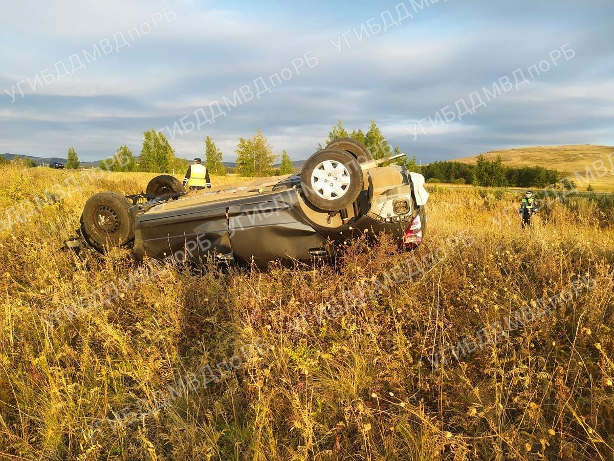 Водитель и пассажирка скончались в аварии с перевернутым авто в Башкирии -  KP.RU