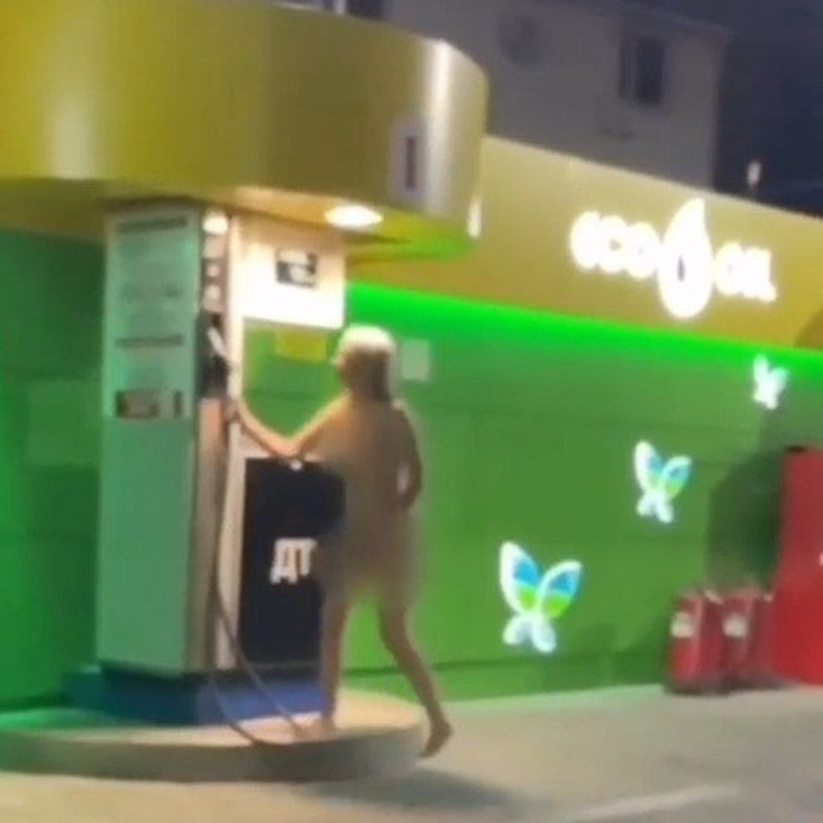 Жителей Анапы шокировало видео с обливающейся бензином голой девушкой -  KP.RU