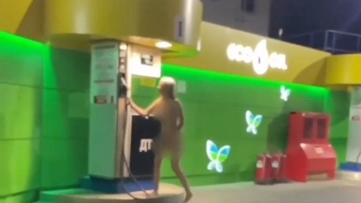 Жителей Анапы шокировало видео с обливающейся бензином голой девушкой -  KP.RU
