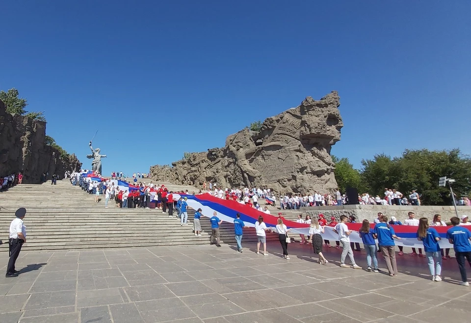 Волгоград 28. Мамаев Курган Волгоград. Музей на Мамаевом Кургане в Волгограде. День флага на Мамаевом Кургане. Мамаев Курган Волгоград заход в Мамаев Курган.