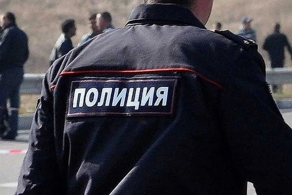 Полицейские предотвратили несчастный случай, вовремя сняв девушку с перил