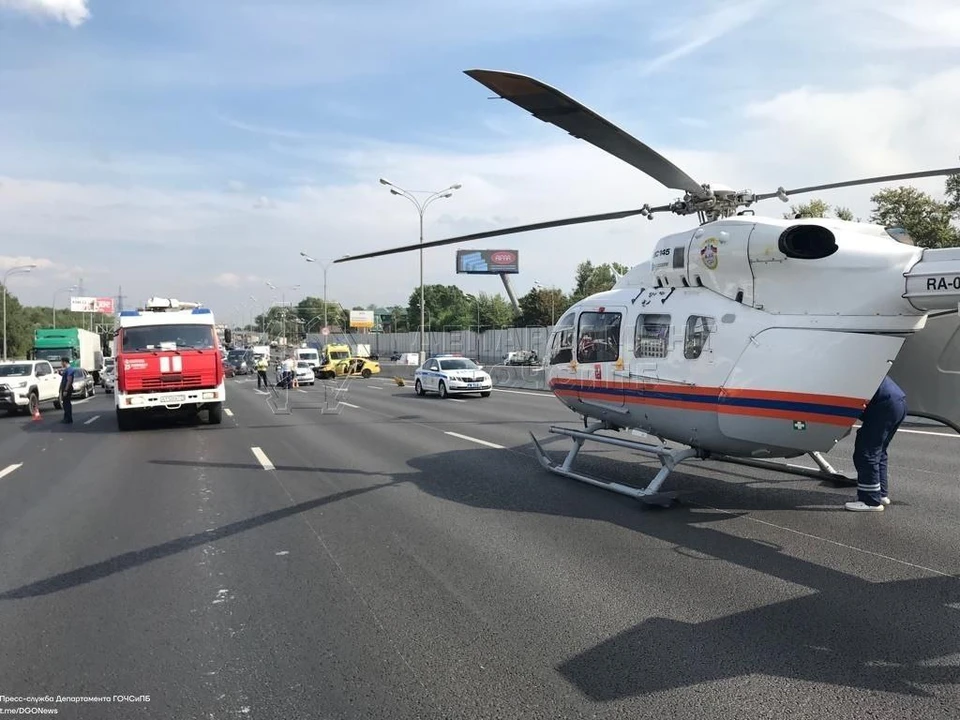 На 83-м км МКАД затруднено движение из-за аварии с такси и пострадавшим. Фото: Департамент по делам ГО, ЧС и ПБ города Москвы