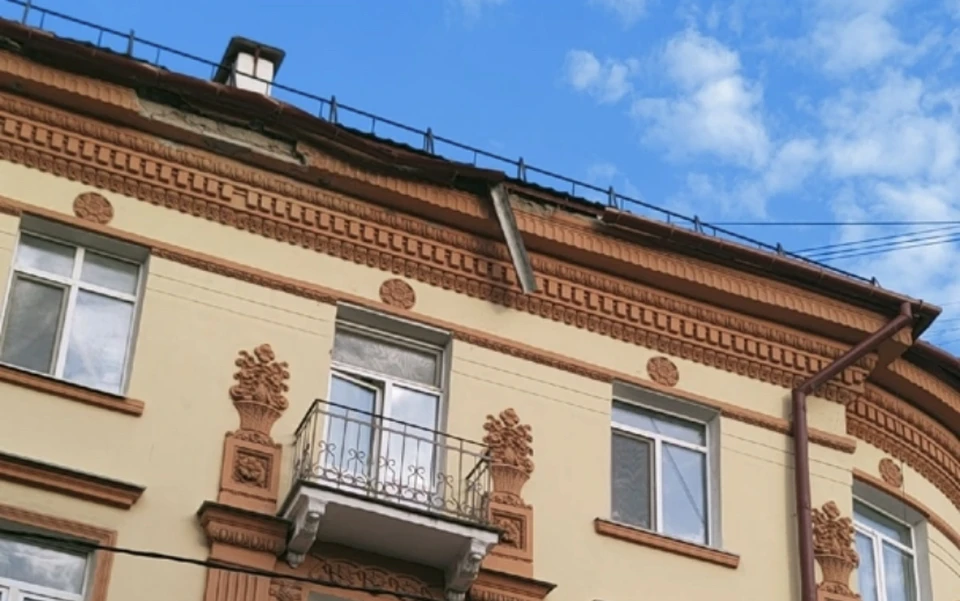 В центре Смоленска часть лепнины угрожает жизни прохожих. Фото: «Чёрный список|Смоленск» ВКонтакте.