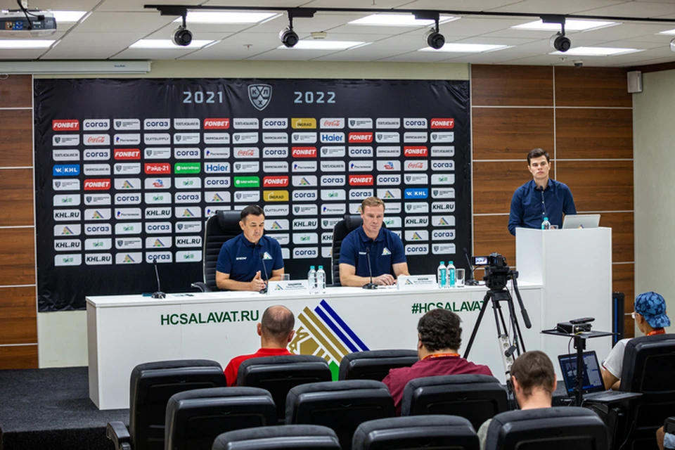 На вопросы журналистов отвечали гендиректор «Салавата» Ринат Баширов и главный тренер команды Виктор Козлов. Фото: ХК «Салават Юлаев»