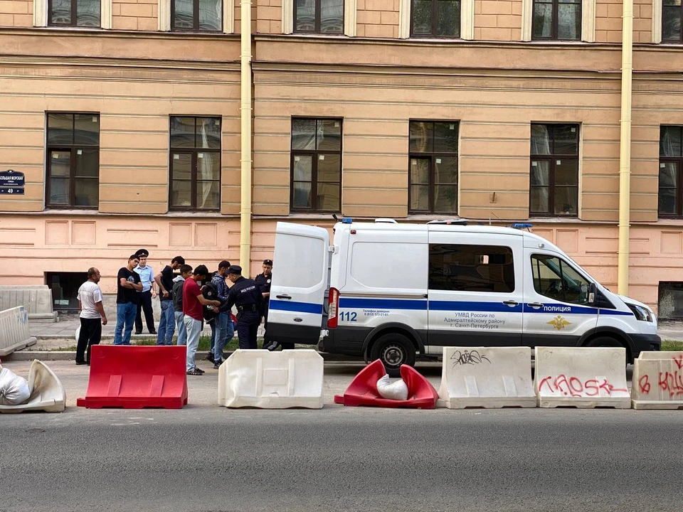 Полиция приехала с визитом в особняк Салтыковой на Большой Морской, 51. Фото: t.me/sos_snos