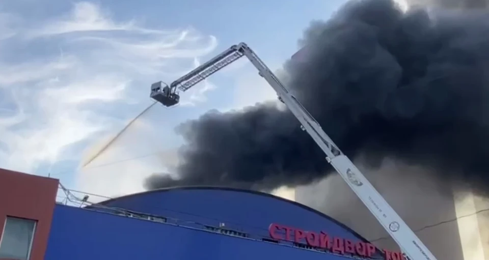 Один человек погиб во время пожара на рынке в Сигнальном проезде на северо-востоке Москвы. Фото: пресс-служба МЧС