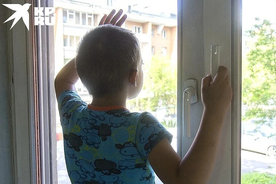 Для безопасности ребёнка необходимо принять меры, чтобы он не мог открыть окно. Для этого существуют специальные фиксаторы и блокираторы.