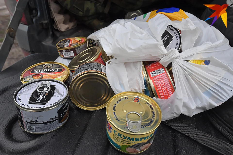 Мужчина пытался пронести в своем рюкзаке мимо кассы 10 банок мясных консервов.