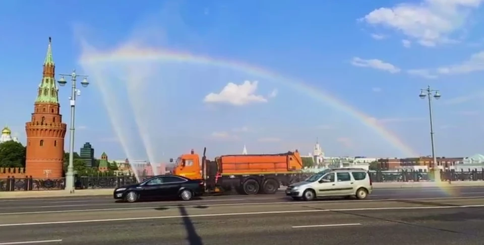 Автомобиль городских служб Москвы «нарисовал» радугу во время проведения аэрации