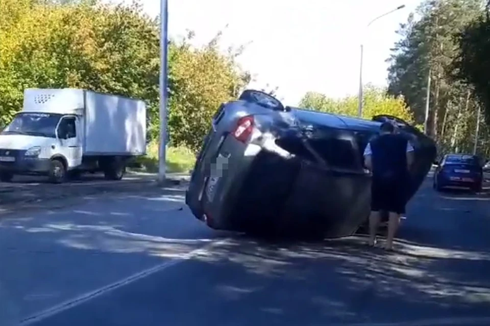 «Лада» перевернулась в результате ДТП в Новосибирске. Фото: стоп-кадр из видео / АСТ-54