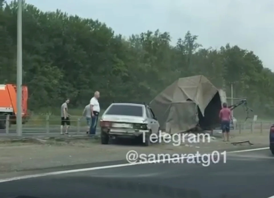 Фаркоп отлетел от четырки и остался на прицепе. Фото: скриншот видео