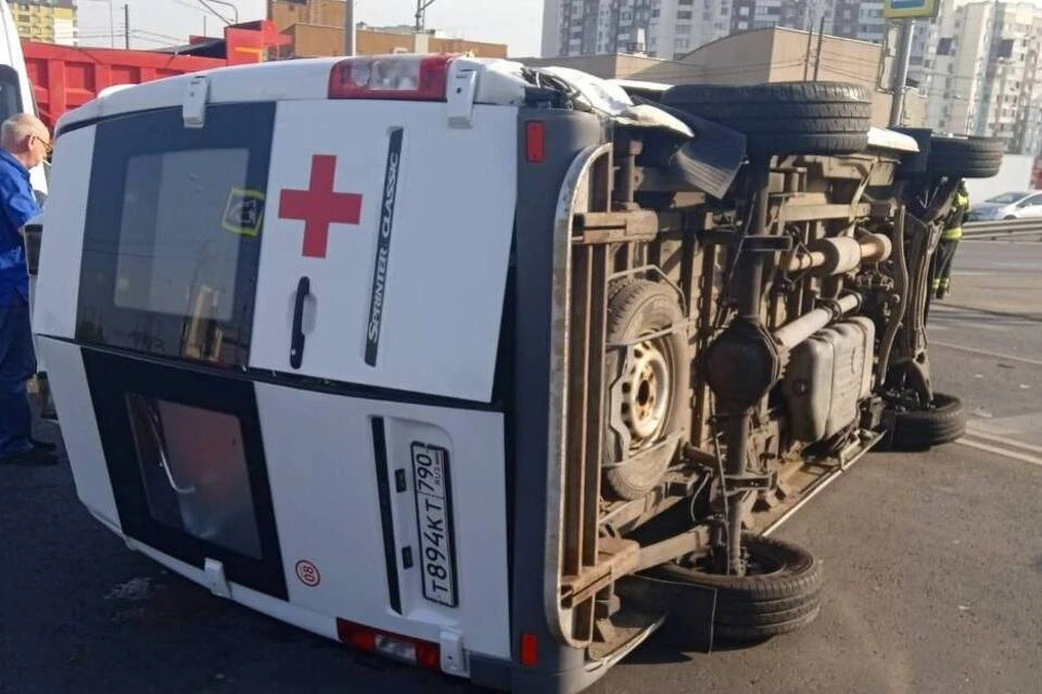 Автомобиль скорой помощи перевернулся в результате ДТП на Косинском шоссе