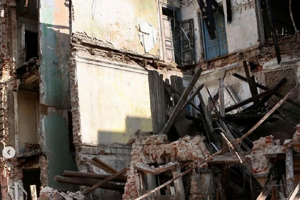 Стена обрушилась в районе второго этажа доходного дома. Фото: страница Алексея Логвиненко в соцсетях.