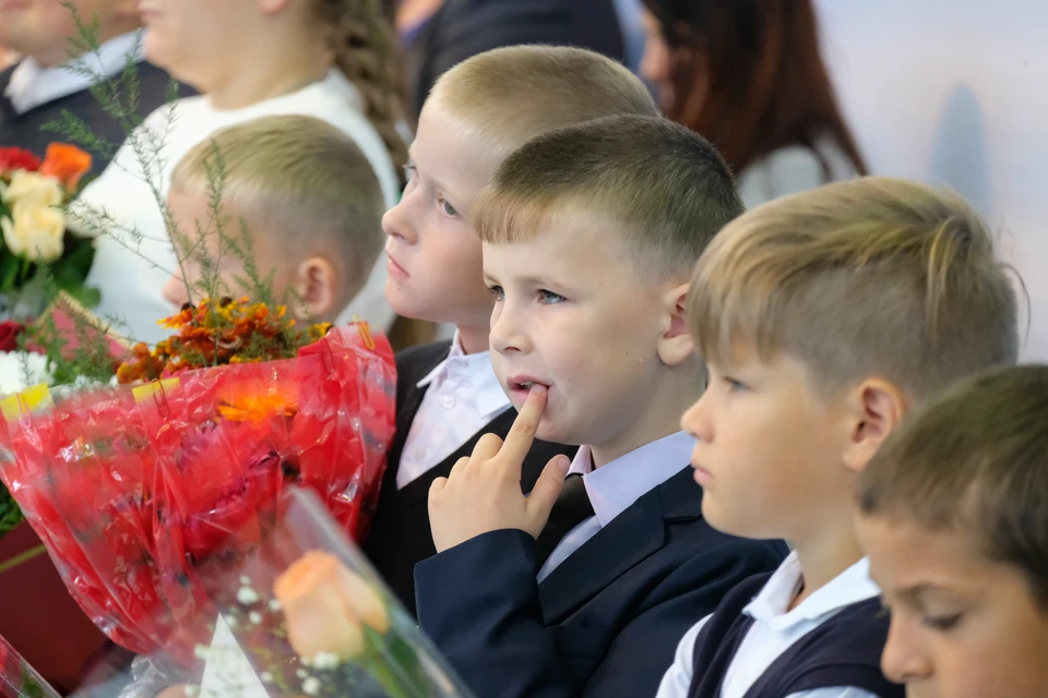 Сентябре 2013 года. Первоклассник за партой. Школа 120 СПБ. Единой школьной. Единая Школьная форма.