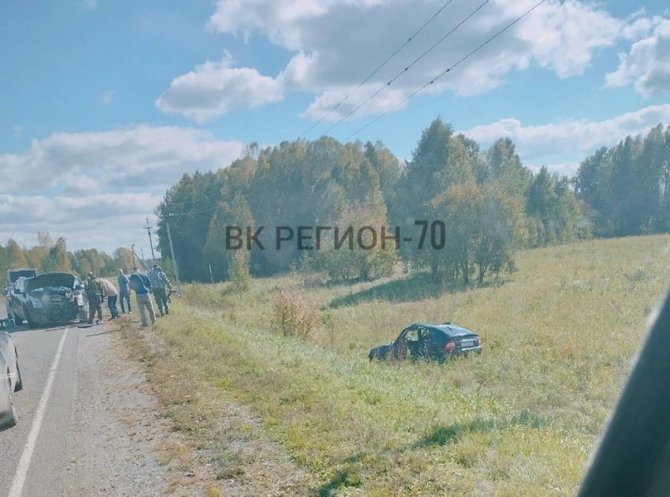 Водителя отечественного автомобиля увезли в больницу. Фото: «Регион-70 Томск»