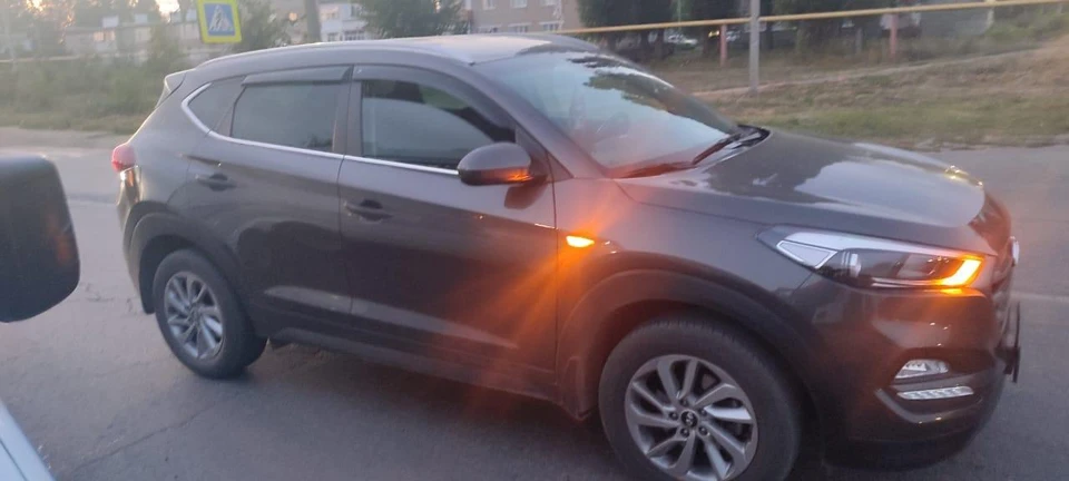 Женщина на велосипеде двигалась по пешеходному переходу