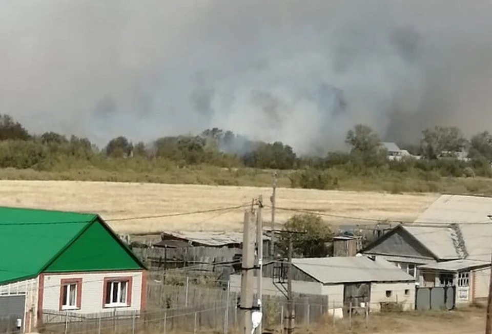 Огонь добрался до жилых домов районного центра