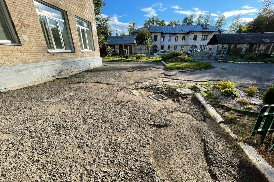 В Новосибирске в 37 детских садах нашли разбитый асфальт.