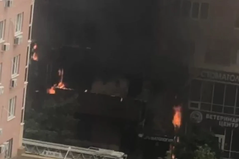 В ЖК загорелась обшивка 16-этажного дома Фото: кадр из видео