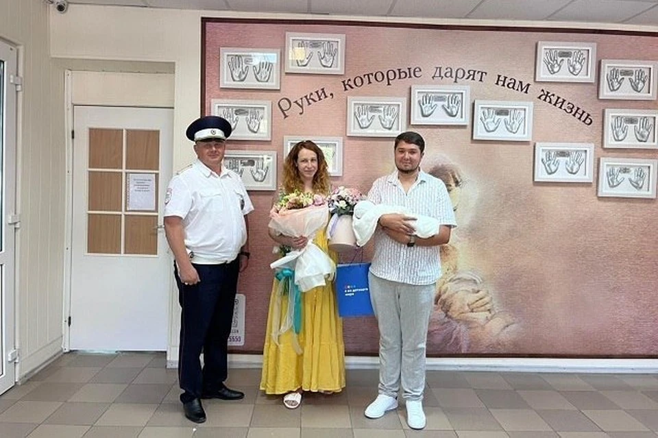 Евгений Белоусов поздравил семью на выписке из роддома Фото: пресс-служба ГУ МВД РФ по Краснодарскому краю